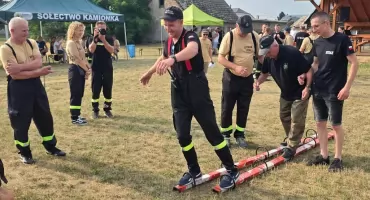 Pijany rower, metalowe łyżwy i druhowie po czterdziestce. Zawody strażaków oldboyów w Kamionce