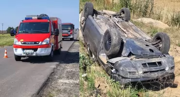 76-letni kierowca zaliczył dachowanie. Przed auto miała wyskoczyć mu sarna