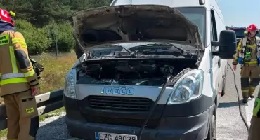 Pożar samochodu na trasie S14. Na miejscu strażacy i policja