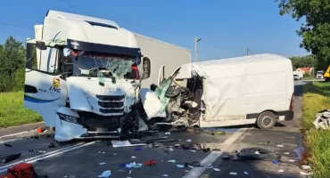 Poważny wypadek, TIR zderzył się z busem. Jedna osoba walczy o życie