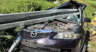 Pijany kierowca uderzył w bariery energochłonne - auto kompletnie rozbite, 58-latek może mówić o ogromnym szczęściu 