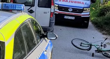 Niebezpieczne zdarzenie na drodze - 69-letnia rowerzystka trafiła do szpitala