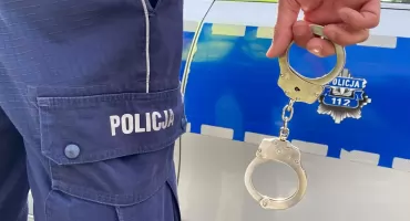 Pijany 40-latek z powiatu wieluńskiego zaczepiał przechodniów i rzucał butelkami w samochody - w podręcznym bagażu miał narkotyki 
