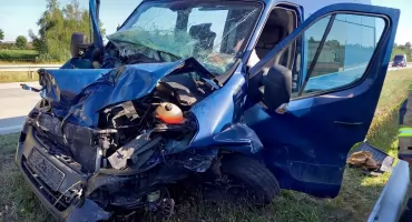 Kolizja na S8 w gminie Lututów - bus zderzył się z ciężarówką