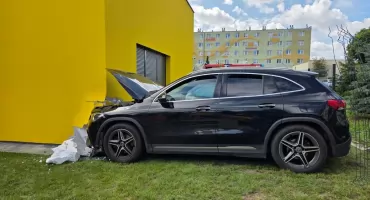 Wjechał autem w budynek żłobka - na miejscu służby ewakuowały pracowników oraz dzieci 