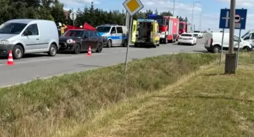 Zaparkował auto na poboczu i chciał przejść przez jezdnię - potrącił go nadjeżdżający samochód