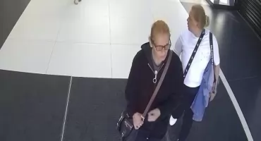 Okradły seniorkę w sklepie - może wiecie, kim są poszukiwane kobiety?