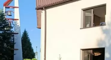 W Radomsku sceny jak z filmu. Ksiądz ucieka z plebanii. Co tam się stało?