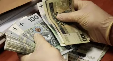 Seniorka straciła ponad 30 tys. zł. Uwierzyła fałszywej lekarce