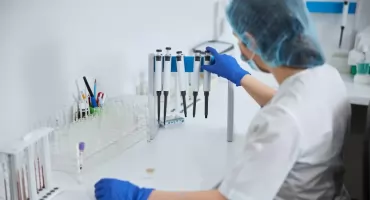 Praca w aptece i laboratoriach. Czy technik farmaceutyczny to wciąż stabilna ścieżka rozwoju zawodowego?