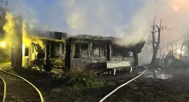 Strażacy walczyli z pożarem domku letniskowego i budynku gospodarczego - jedna osoba nie żyje