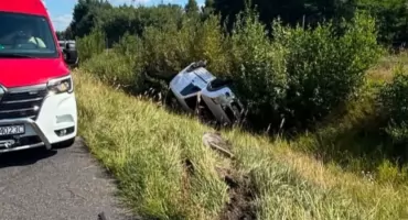 Dachowanie Forda na S2 - wszystko przez manewr innego kierowcy 