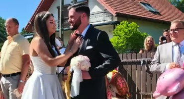 Druh się żeni… z córką prezesa OSP! Wyjątkowy ślub w Działoszynie
