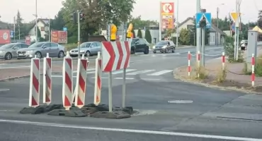 Zapadlisko na skrzyżowaniu w Wieluniu. Czyja ta dziura?