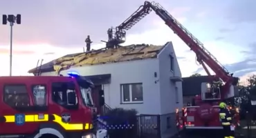 Dramat pod Wieluniem. Wichura zerwała dach z domu 