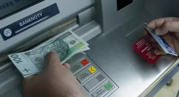 Bankomat wydał dwa tysiące złotych, ale mężczyzny już nie było. Zabrała je 70-latka