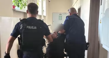 Wyskoczył przez balkon i wycelował w policjanta. Padł strzał [FILM]