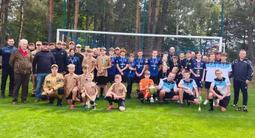 Młodzieżowe Drużyny Pożarnicze z powiatu pajęczańskiego wybiegły na boisko. Ekipa z Kiełczygłowa najlepsza w turnieju