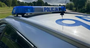 Uderzył autem w betonowe ogrodzenie - 33-latek trafił do szpitala