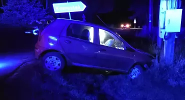 Wjechał autem do rowu i uciekł - policjanci ściągnęli pijanego 19-latka z łóżka