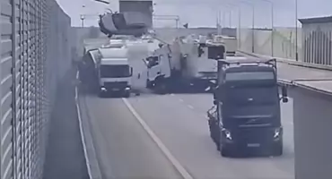 [WIDEO] Zderzenie dwóch ciężarówek - siła uderzenia była tak duża, że przewożona na lawecie osobówka wyleciała w powietrze!