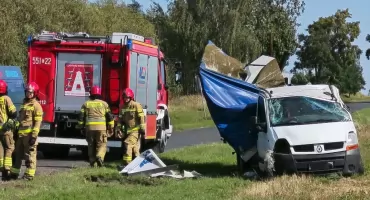 Zderzenie dwóch samochodów dostawczych w Wieluniu. Jedna osoba w szpitalu