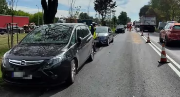 Chwila nieuwagi doprowadziła do zderzenia trzech aut - 77-latka trafiła do szpitala