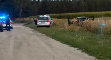 Pijany kierowca uciekał przed policją - funkcjonariusze staranowali radiowozem jego auto