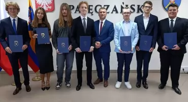 Siedmiu uczniów nagrodzonych - za wyniki w nauce otrzymali stypendium starosty pajęczańskiego