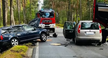 Czołowe zderzenie dwóch aut w Mieleszynku - trzy osoby trafiły do szpitala