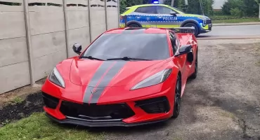 Corvette bez rejestracji i OC. Kierowca skończył w policyjnej celi