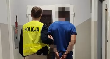 Udawał policjanta i chciał zabrać oszczędności 71-latki. Wpadł po pościgu [VIDEO]