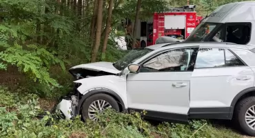 Groźny wypadek busa i osobówki