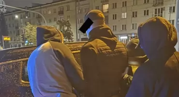 Otoczyli trzech mężczyzn i brutalnie ich pobili. Zatrzymano 15 osób [VIDEO]
