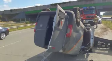 Najpierw w ciężarówkę, a potem w bariery - dwie osoby trafiły do szpitala
