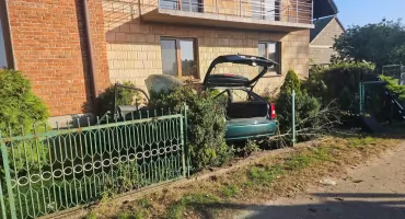 Zjechał z drogi i uderzył w ścianę domu - 19-latek trafił do szpitala