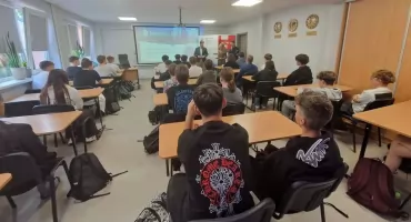 O bezpieczeństwie w sieci - spotkanie dla uczniów i seniorów z Wielunia