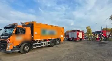 Pożar odpadów w śmieciarce w Strojcu. W działaniach uczestniczyły cztery zastępy straży pożarnej