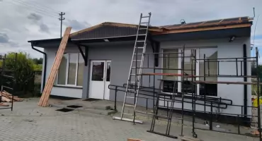 Prace przy Centrum Sołeckim w Józefowie - trwa wymiana dachu 