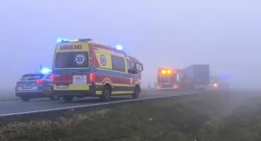 Auto osobowe wjechało pod ciężarówkę - jedna osoba nie żyje