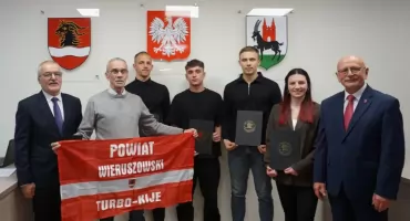 Sportowcy, trenerzy i działacze nagrodzeni - wyróżnienia odebrali na sesji Rady Powiatu