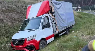 Dostawczak w rowie przy S8. Kierowcy ani kluczyków nie było