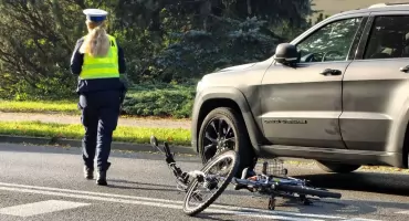 Rowerzystka uderzyła w bok auta - jak doszło do tego zdarzenia? 