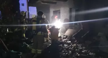Pożar piwnicy w Działoszynie. Strażacy walczyli z ogniem w silnym zadymieniu