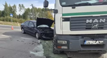 Ciężarówka wymusiła pierwszeństwo. 76-latka w szpitalu