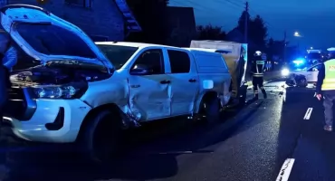 Zasnął za kierownicą i uderzył w auto na przeciwnym pasie