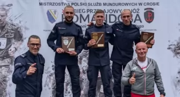W mundurze przez błoto. Policjant z Działoszyna na podium
