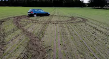 Volkswagen ugrzązł na środku pola - 18-latek jechał bez prawa jazdy, a jego młodszy kompan był poszukiwany