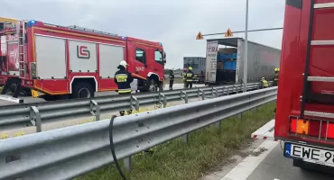 Pożar na S8 - ogień pojawił się w naczepie ciężarówki 