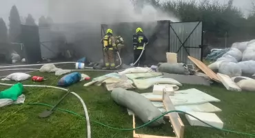 Pożar garażu w Walichnowach - w akcji trzy jednostki straży 